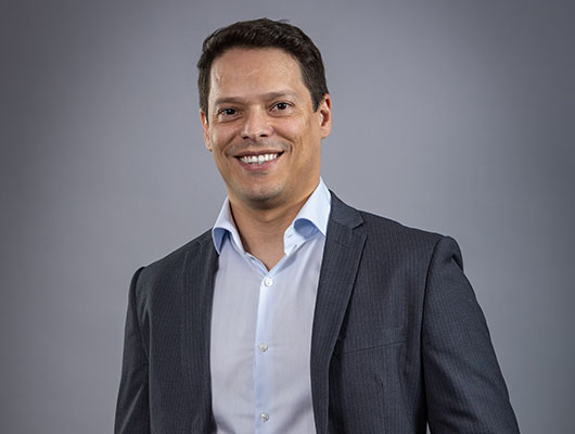 Fernando possui mais de 15 anos com as soluções QAD. Na QAD, iniciou sua carreira como consultor funcional, tendo participado em diversos projetos de implementação e também com consultoria em mais de 40 clientes. No início de 2019 aceitou o desafio de assumir a gerência de pré-vendas, sendo reconhecido por 2 vezes como Business Consulting of the Year para a América Latina, nos anos de 2020 e 2021. Antes de se juntar a QAD, Fernando teve também passagem pela indústria automotiva, em empresa que utilizava soluções da QAD.