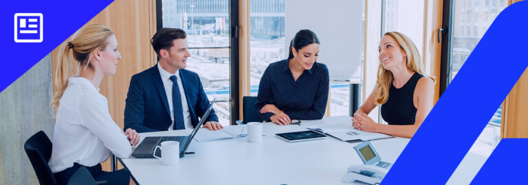 Grupo de profissionais em uma reunião de negócios, sorrindo e discutindo em uma sala de conferência bem iluminada