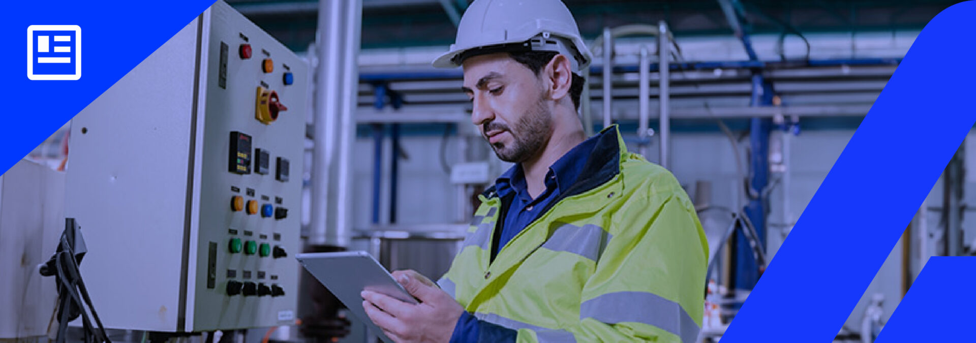 banner Um profissional com capacete e uniforme de segurança opera um tablet em frente a um painel de controle, em uma fábrica moderna