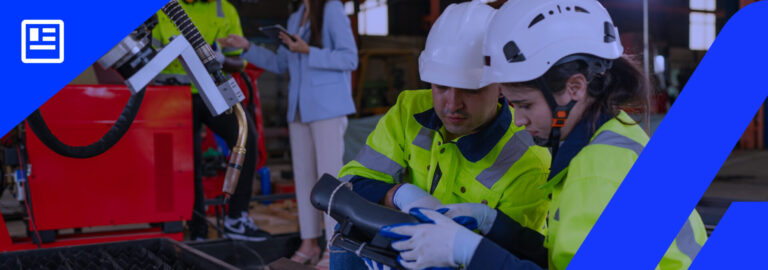 Banner gestão de estoque com dois funcionários analizando uma peça de tecnologia