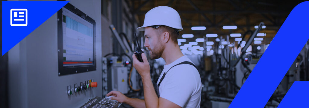 Banner_Técnico-operando-máquina-em-uma-fábrica