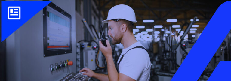 Banner_Técnico-operando-máquina-em-uma-fábrica