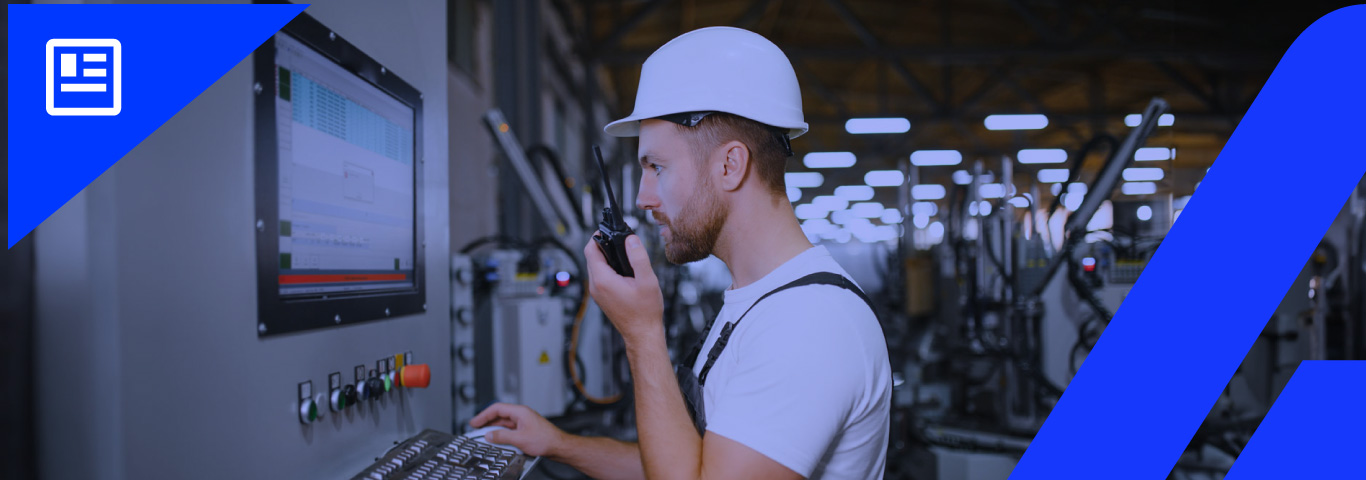 Banner_Técnico-operando-máquina-em-uma-fábrica.